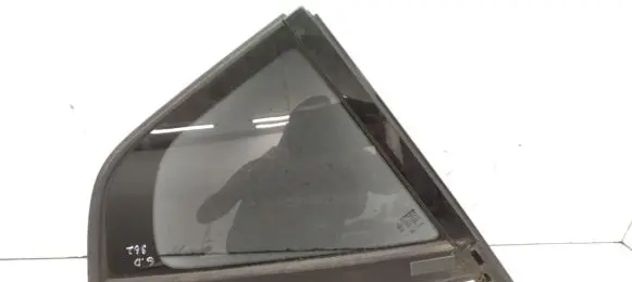 Volvo XC40 Rear vent window glass 43R006723 DOT24 M101