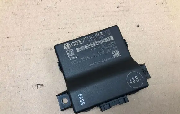 Audi A5 8T 8F Gateway control module 8T0907468M