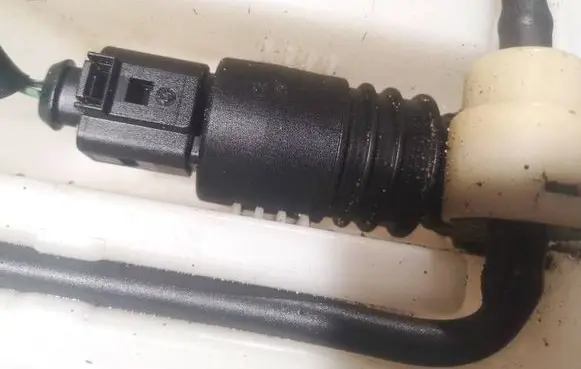 Mitsubishi Colt Windscreen/windshield washer pump 