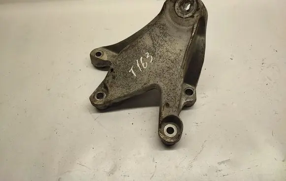 Engine mounting bracket