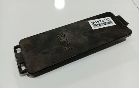 Volvo S70 V70 V70 XC Fuse box cover 9456894B 9456894-B