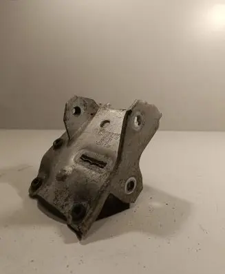 Radiator mount bracket