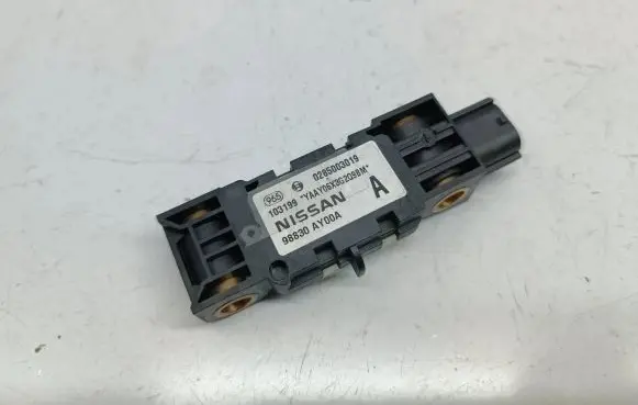 Nissan Note (E11) Airbag deployment crash/impact sensor 98830AY00A 0285003019
