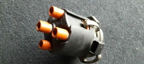 Volkswagen Golf III Spark distributor 030905205AA
