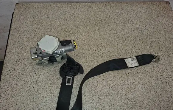 Volkswagen Jetta VI Front seatbelt 5C6857706B 069575
