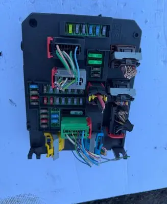 Peugeot 308 Fuse module BSIQ0301 9806687880