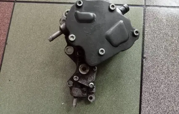 Volkswagen PASSAT B5 Vacuum pump 0101011