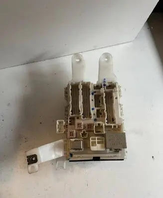 Toyota Auris 150 Fuse box set 8273002130
