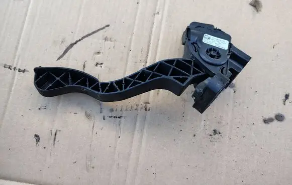Accelerator throttle pedal