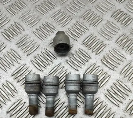 Audi Q7 4M Anti-theft wheel nuts and lock 8R0698139