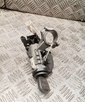 Toyota Avensis T220 Ignition lock 45020052