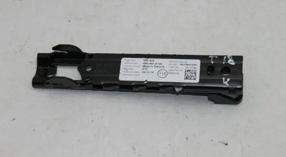 Volkswagen Tiguan Seat belt height adjuster 4M0 857 819 A