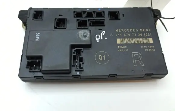 Mercedes-Benz E W211 Door control unit/module 2118707226 00401605