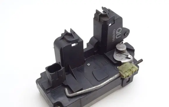 Opel Vectra C Rear door lock 13210761