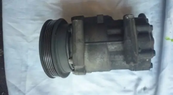 Renault Clio III Air conditioning (A/C) compressor (pump)