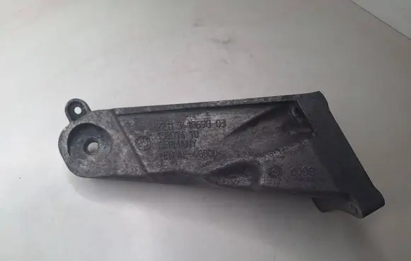 Engine mounting bracket