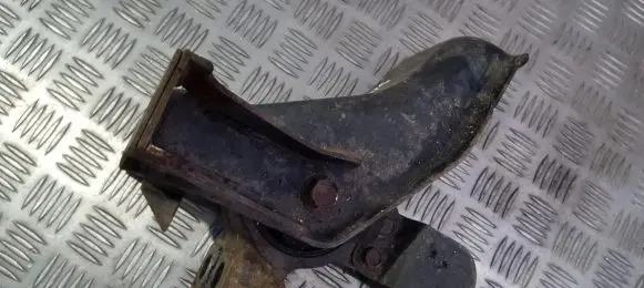 KIA Carens I Engine mount bracket