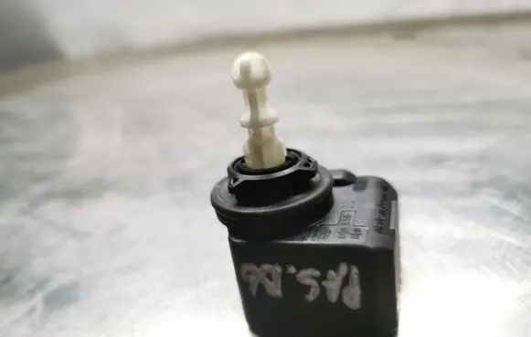 Volkswagen PASSAT B6 Headlight level adjustment motor 