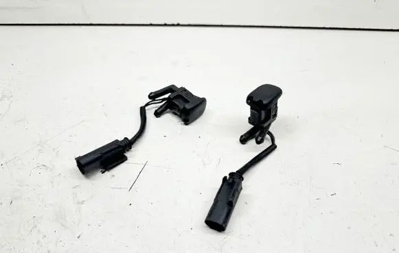 BMW 5 E39 Windshield washer spray nozzle 61668361042 8361042