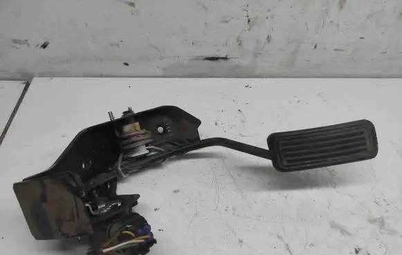 Accelerator throttle pedal
