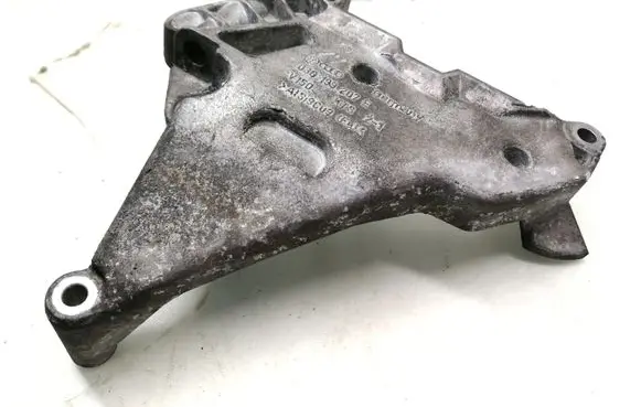 Volkswagen PASSAT B6 Engine mounting bracket 03G199207E