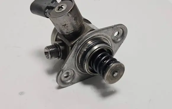 BMW X6 E71 Fuel injection high pressure pump 7610761 0261520131 3001705141