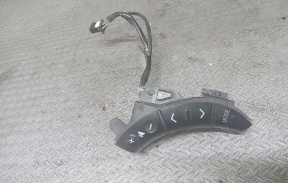 Toyota Avensis Verso Steering wheel buttons/switches 75B037