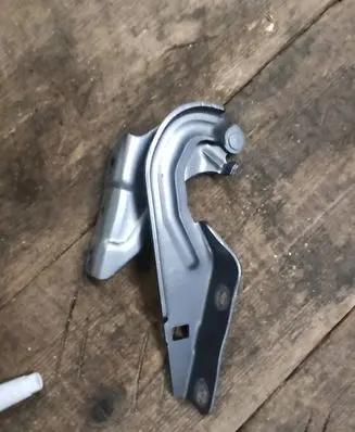 Engine bonnet/hood hinges