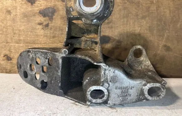 Volkswagen PASSAT B5 Engine mounting bracket 4B0199351B