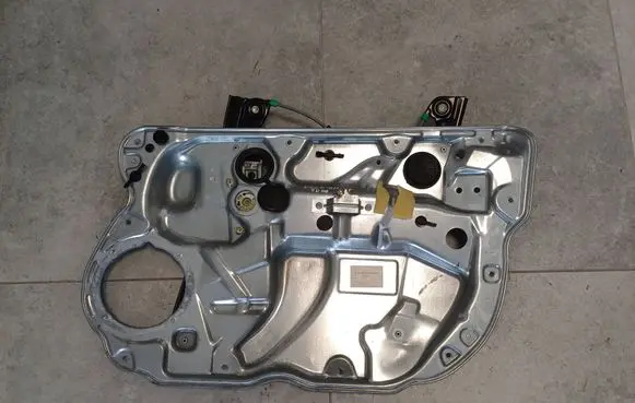 Volkswagen Polo IV 9N3 Front door window regulator with motor 6Q4837756 6Q4837752