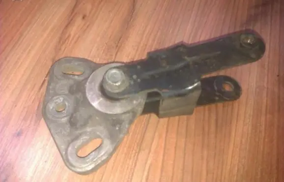 Peugeot 406 Engine mount bracket