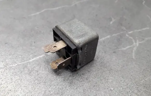BMW 3 E30 Fuel pump relay 0332014415