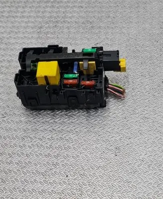 Peugeot 3008 II Fuse module 9806192580 A006C8C1