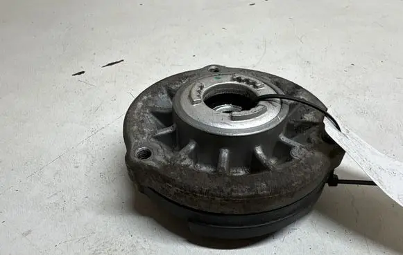 BMW 5 G30 G31 G38 Front upper strut mount 6862569