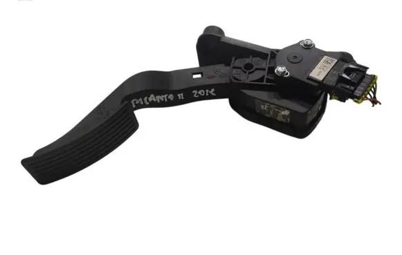 Accelerator throttle pedal
