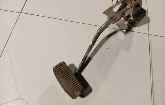 KIA Sorento Brake pedal 