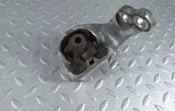 Subaru Outback (BS) Engine mount bracket 41022AL000