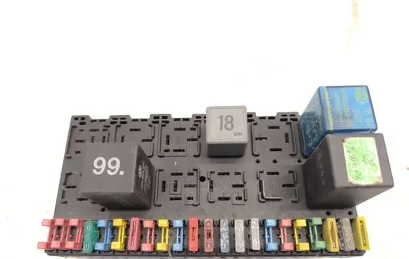 Volkswagen Golf III Fuse module 357937039