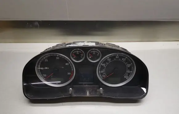 Volkswagen PASSAT B5.5 Speedometer (instrument cluster) 3B0920927A