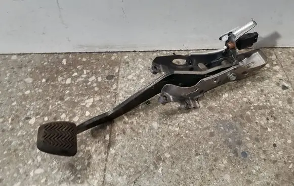 Toyota Avensis T270 Brake pedal 9LM