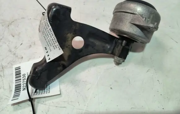 Engine mount vacuum valve