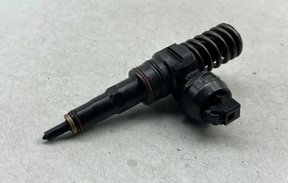 Volkswagen Golf IV Fuel injector 045130073T