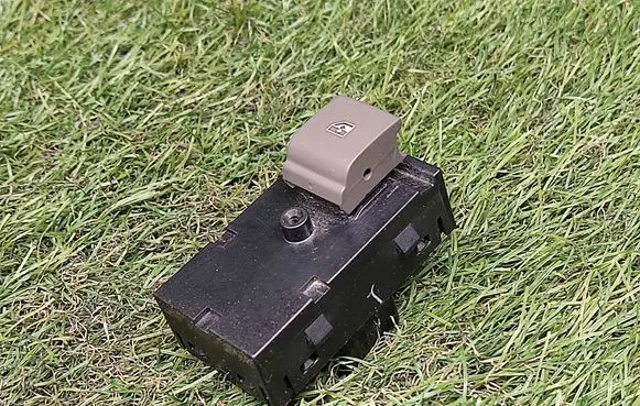 Chevrolet Cruze II Electric window control switch 13433327