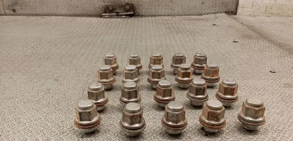 Toyota Corolla Verso AR10 Nuts/bolts 