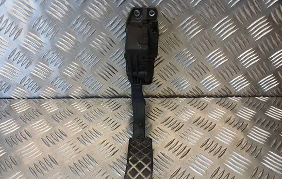 Accelerator throttle pedal