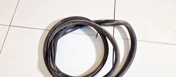 Opel Astra H Rubber seal front coupe door 