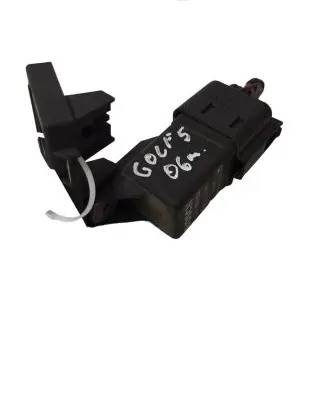 Volkswagen Golf V Glow plug pre-heat relay 038907281D 0281003038