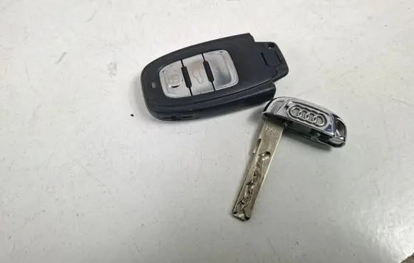 Audi A4 S4 B8 8K Ignition key/card 8T0959754