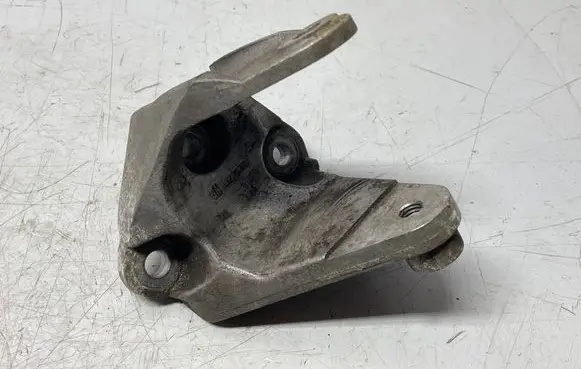 Engine mounting bracket
