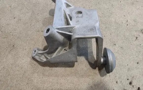 Volvo XC90 Engine mounting bracket 31430470